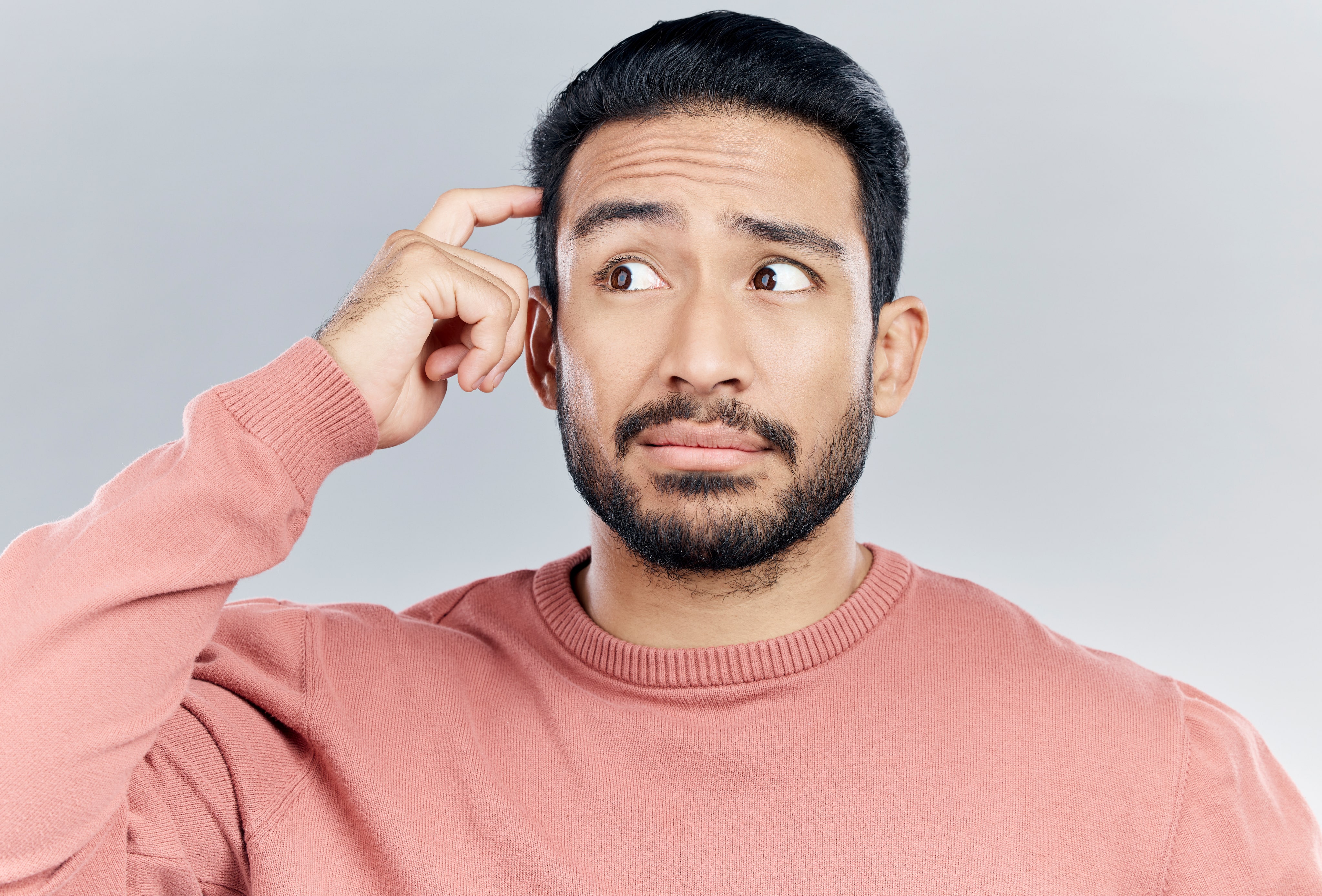 Homme confus se grattant la tête